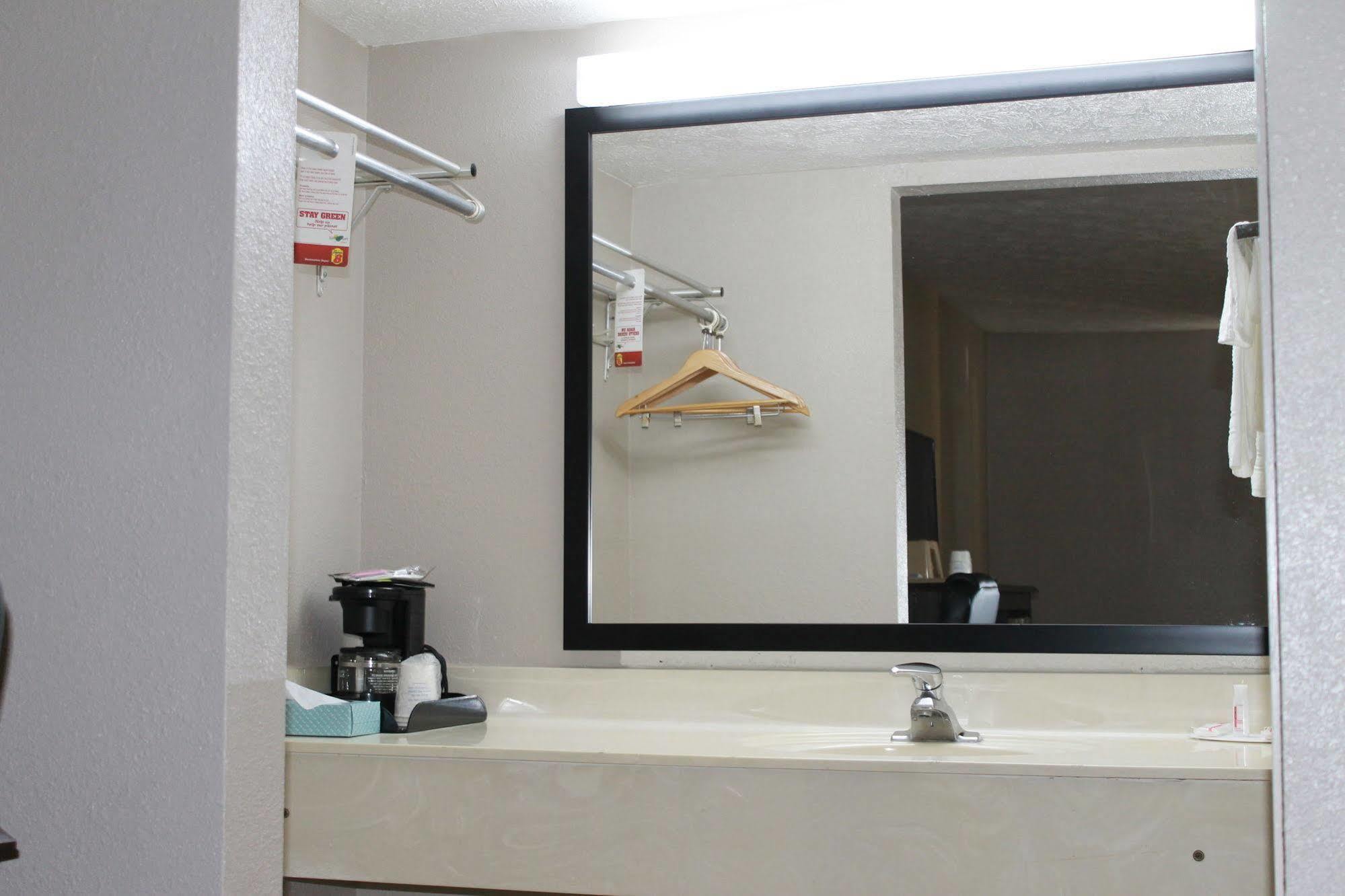 Motel Super 8 By Wyndham Locust Grove Extérieur photo